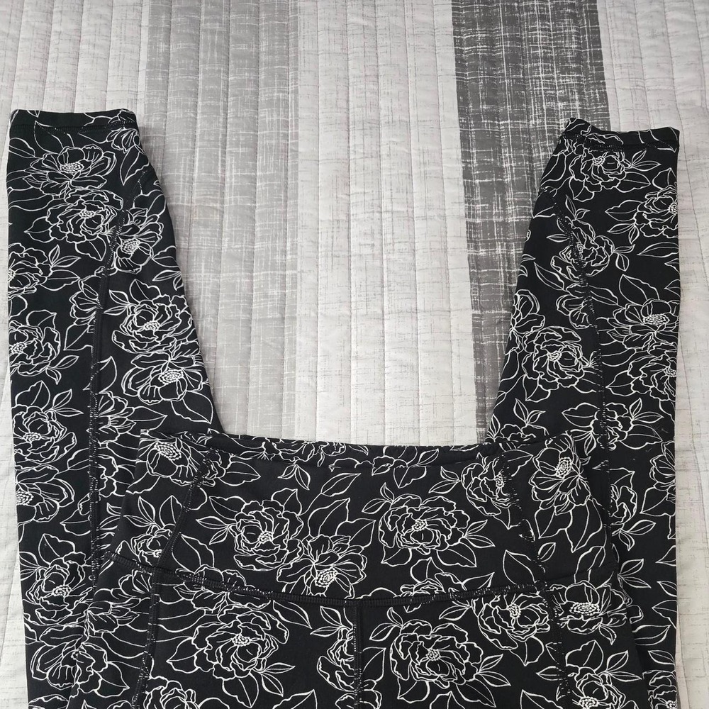 Victoria's Secret black & white floral print leggings Size S